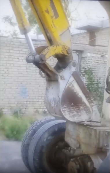 یک دستگاه بیل مکانیکی اماده به کارگیری