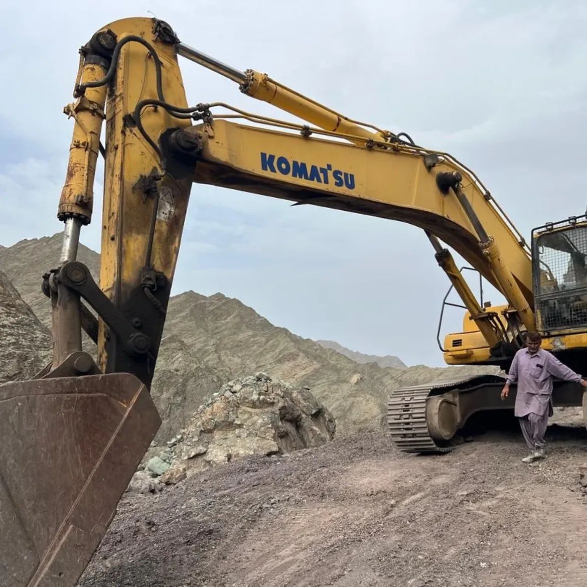 2 دستگاه بیل مکانیکی کوماتسو۴۰۰ خط۷